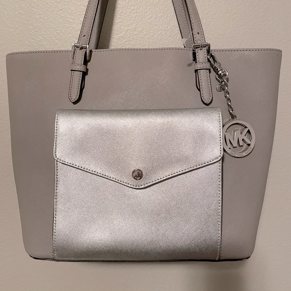❌SOLD❌Michael Kors Jet Set Tote Leather Grey Silver Bag - Picture 6 of 16